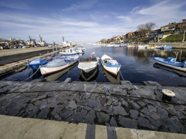 Bulgaristan 'ın Burgaz Bölgesi Sozopol limanının şaşırtıcı Günbatımı manzarası