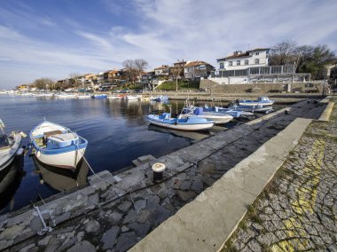 Bulgaristan 'ın Burgaz Bölgesi Sozopol limanının şaşırtıcı Günbatımı manzarası