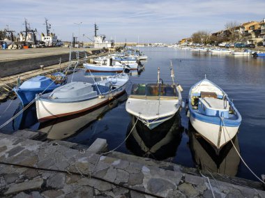 Bulgaristan 'ın Burgaz Bölgesi Sozopol limanının şaşırtıcı Günbatımı manzarası