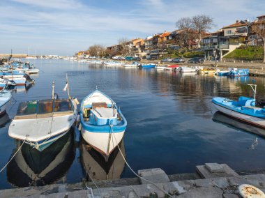 Bulgaristan 'ın Burgaz Bölgesi Sozopol limanının şaşırtıcı Günbatımı manzarası