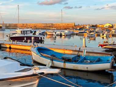 Bulgaristan 'ın Burgaz Bölgesi Sozopol limanının şaşırtıcı Günbatımı manzarası