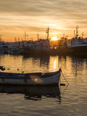 Bulgaristan 'ın Burgaz Bölgesi Sozopol limanının şaşırtıcı Günbatımı manzarası