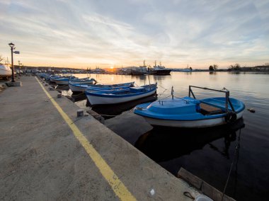 Bulgaristan 'ın Burgaz Bölgesi Sozopol limanının şaşırtıcı Günbatımı manzarası