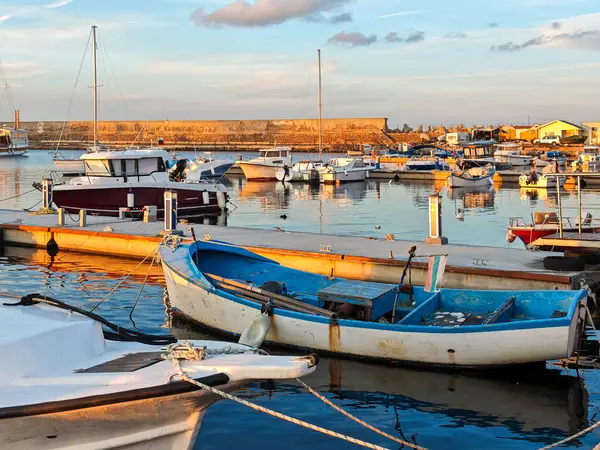 Bulgaristan 'ın Burgaz Bölgesi Sozopol limanının şaşırtıcı Günbatımı manzarası