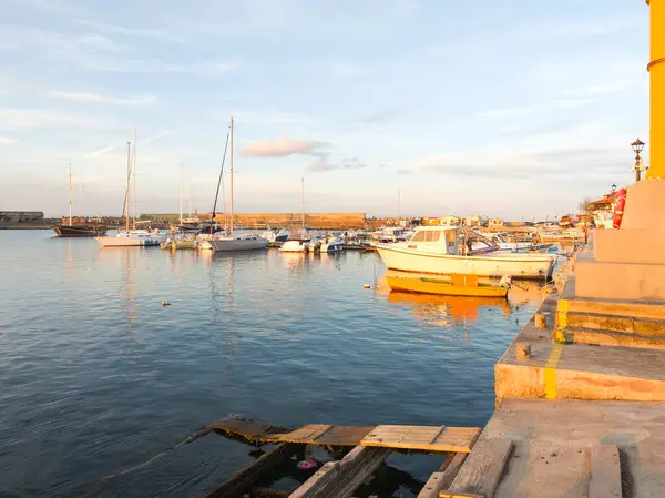 Bulgaristan 'ın Burgaz Bölgesi Sozopol limanının şaşırtıcı Günbatımı manzarası