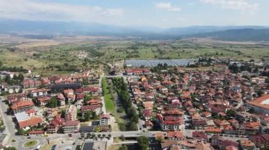 Bulgaristan 'ın Blagoevgrad bölgesinin ünlü Bansko kayak beldesinin hava manzarası