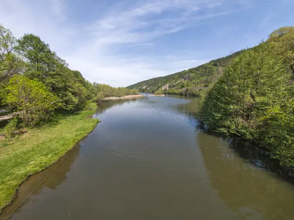 Pancharevo Gölü Bahar Manzarası, Sofya Şehir Bölgesi, Bulgaristan