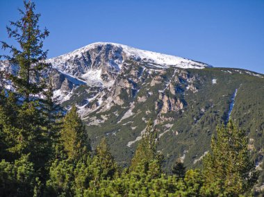 Rila Dağı 'nın Mechit yakınlarındaki muhteşem sonbahar manzarası ve Popova Kapa zirveleri, Bulgaristan