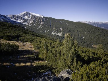 Rila Dağı 'nın Mechit yakınlarındaki muhteşem sonbahar manzarası ve Popova Kapa zirveleri, Bulgaristan