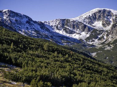 Rila Dağı 'nın Mechit yakınlarındaki muhteşem sonbahar manzarası ve Popova Kapa zirveleri, Bulgaristan