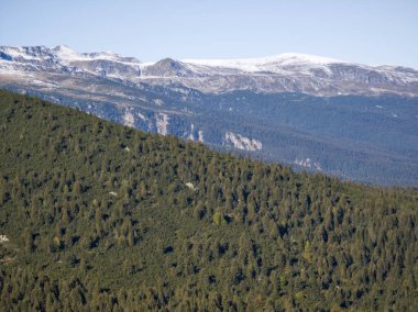 Rila Dağı 'nın Mechit yakınlarındaki muhteşem sonbahar manzarası ve Popova Kapa zirveleri, Bulgaristan