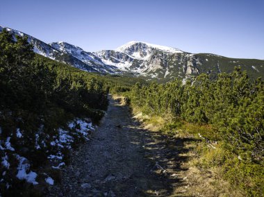 Rila Dağı 'nın Mechit yakınlarındaki muhteşem sonbahar manzarası ve Popova Kapa zirveleri, Bulgaristan
