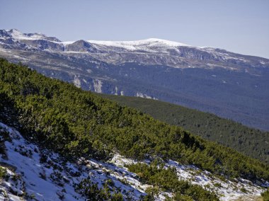Rila Dağı 'nın Mechit yakınlarındaki muhteşem sonbahar manzarası ve Popova Kapa zirveleri, Bulgaristan
