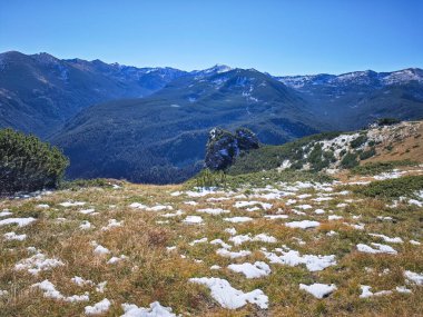 Rila Dağı 'nın Mechit yakınlarındaki muhteşem sonbahar manzarası ve Popova Kapa zirveleri, Bulgaristan