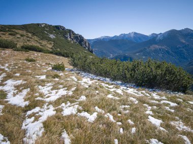 Rila Dağı 'nın Mechit yakınlarındaki muhteşem sonbahar manzarası ve Popova Kapa zirveleri, Bulgaristan