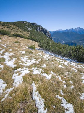 Rila Dağı 'nın Mechit yakınlarındaki muhteşem sonbahar manzarası ve Popova Kapa zirveleri, Bulgaristan