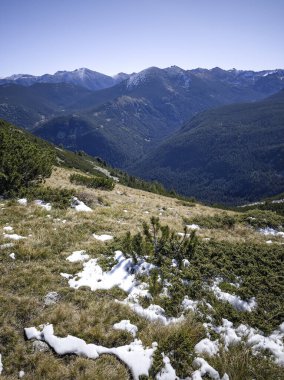 Rila Dağı 'nın Mechit yakınlarındaki muhteşem sonbahar manzarası ve Popova Kapa zirveleri, Bulgaristan