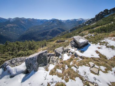 Rila Dağı 'nın Mechit yakınlarındaki muhteşem sonbahar manzarası ve Popova Kapa zirveleri, Bulgaristan