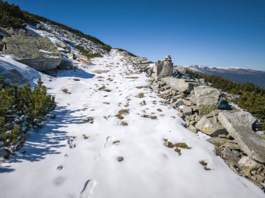 Rila Dağı 'nın Mechit yakınlarındaki muhteşem sonbahar manzarası ve Popova Kapa zirveleri, Bulgaristan
