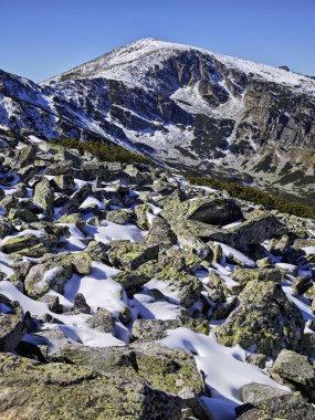 Rila Dağı 'nın Mechit yakınlarındaki muhteşem sonbahar manzarası ve Popova Kapa zirveleri, Bulgaristan