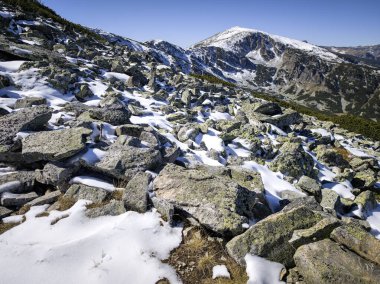 Rila Dağı 'nın Mechit yakınlarındaki muhteşem sonbahar manzarası ve Popova Kapa zirveleri, Bulgaristan