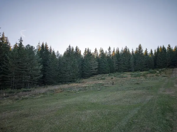 Rila Dağı 'nın Mechit yakınlarındaki muhteşem sonbahar manzarası ve Popova Kapa zirveleri, Bulgaristan