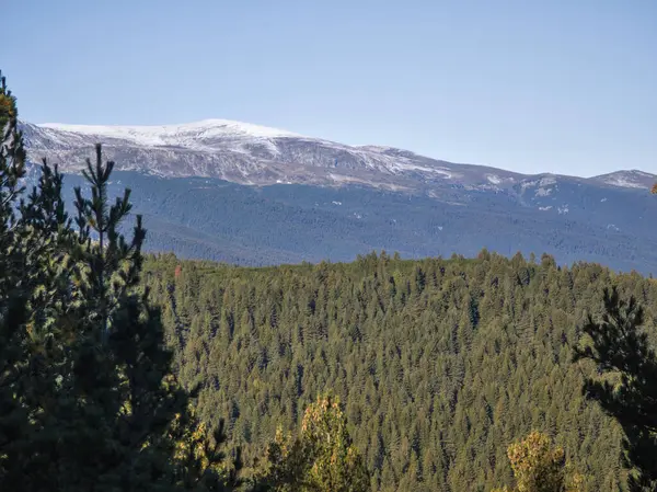 Rila Dağı 'nın Mechit yakınlarındaki muhteşem sonbahar manzarası ve Popova Kapa zirveleri, Bulgaristan