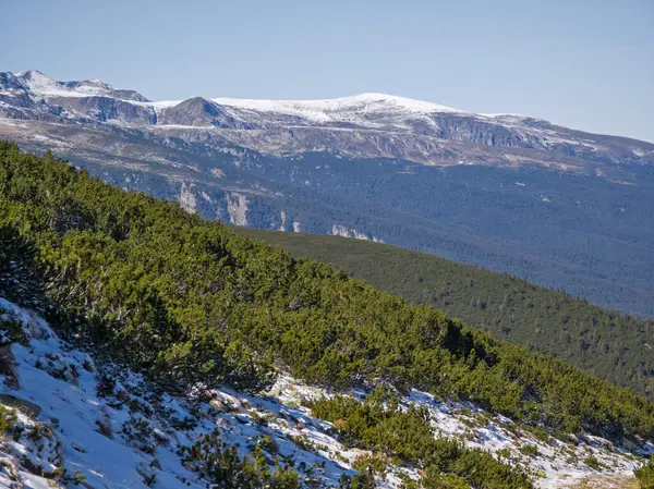 Rila Dağı 'nın Mechit yakınlarındaki muhteşem sonbahar manzarası ve Popova Kapa zirveleri, Bulgaristan