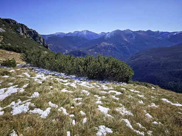 Rila Dağı 'nın Mechit yakınlarındaki muhteşem sonbahar manzarası ve Popova Kapa zirveleri, Bulgaristan