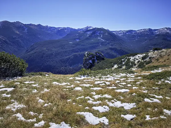 Rila Dağı 'nın Mechit yakınlarındaki muhteşem sonbahar manzarası ve Popova Kapa zirveleri, Bulgaristan