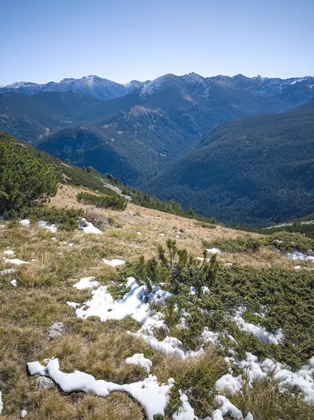 Rila Dağı 'nın Mechit yakınlarındaki muhteşem sonbahar manzarası ve Popova Kapa zirveleri, Bulgaristan