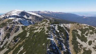 Bulgaristan 'ın Mechit ve Popova Kapa zirveleri yakınlarındaki Rila Dağı' nın şaşırtıcı sonbahar manzarası