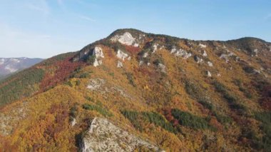Bulgaristan 'ın Filibe Bölgesi' nin Yugovo köyü yakınlarındaki Rodop dağının şaşırtıcı sonbahar manzarası