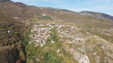 Bulgaristan 'ın Filibe Bölgesi' ndeki Oreshets Köyü yakınlarındaki Rodop Dağları 'nın Sonbahar havası manzarası