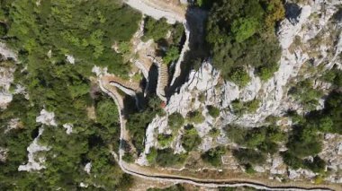 Vikos Vadisi ve Pindus Dağları, Zagori, Epirus, Yunanistan 'daki Vradeto Adımları' nın şaşırtıcı görüntüsü