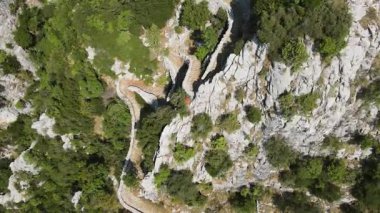 Vikos Vadisi ve Pindus Dağları, Zagori, Epirus, Yunanistan 'daki Vradeto Adımları' nın şaşırtıcı görüntüsü