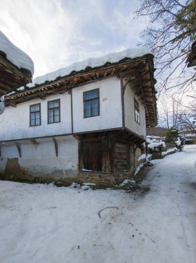 Bulgaristan 'ın Gabrovo bölgesinin Bozhentsi köyünün şaşırtıcı kış manzarası