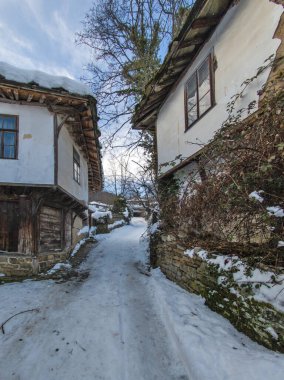 Bulgaristan 'ın Gabrovo bölgesinin Bozhentsi köyünün şaşırtıcı kış manzarası