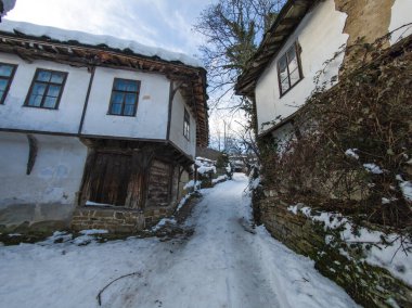 Bulgaristan 'ın Gabrovo bölgesinin Bozhentsi köyünün şaşırtıcı kış manzarası
