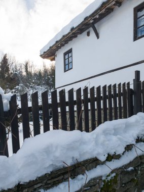 Bulgaristan 'ın Gabrovo bölgesinin Bozhentsi köyünün şaşırtıcı kış manzarası