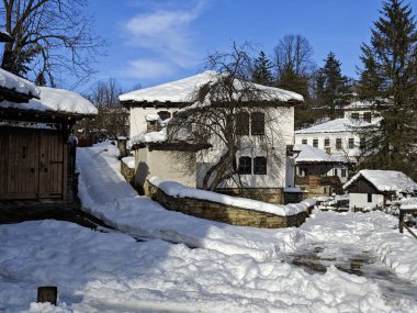 Bulgaristan 'ın Gabrovo bölgesinin Bozhentsi köyünün şaşırtıcı kış manzarası