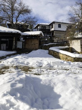 Bulgaristan 'ın Gabrovo bölgesinin Bozhentsi köyünün şaşırtıcı kış manzarası