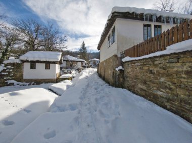 Bulgaristan 'ın Gabrovo bölgesinin Bozhentsi köyünün şaşırtıcı kış manzarası