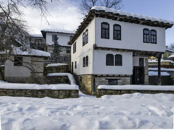 Bulgaristan 'ın Gabrovo bölgesinin Bozhentsi köyünün şaşırtıcı kış manzarası