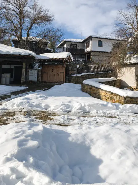 Bulgaristan 'ın Gabrovo bölgesinin Bozhentsi köyünün şaşırtıcı kış manzarası