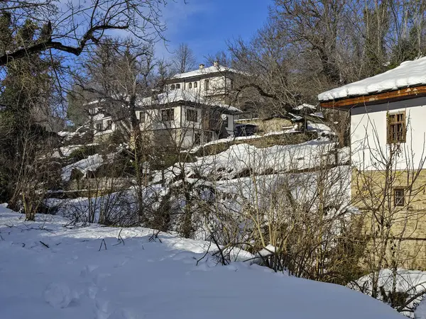 Bulgaristan 'ın Gabrovo bölgesinin Bozhentsi köyünün şaşırtıcı kış manzarası