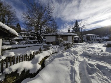 Bulgaristan 'ın Gabrovo bölgesinin Bozhentsi köyünün şaşırtıcı kış manzarası