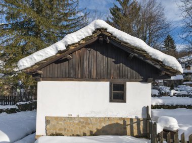 Bulgaristan 'ın Gabrovo bölgesinin Bozhentsi köyünün şaşırtıcı kış manzarası