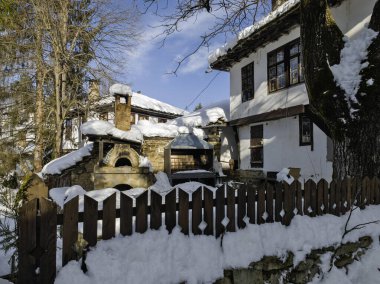 Bulgaristan 'ın Gabrovo bölgesinin Bozhentsi köyünün şaşırtıcı kış manzarası
