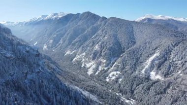 Bulgaristan 'ın Sofya Bölgesi Beli Iskar köyü yakınlarındaki Rila Dağı' nın kış manzarası